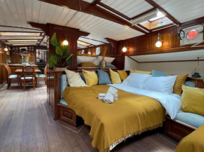 AMAZING PRIVATE LUXURY BOAT ACCOMMODATION